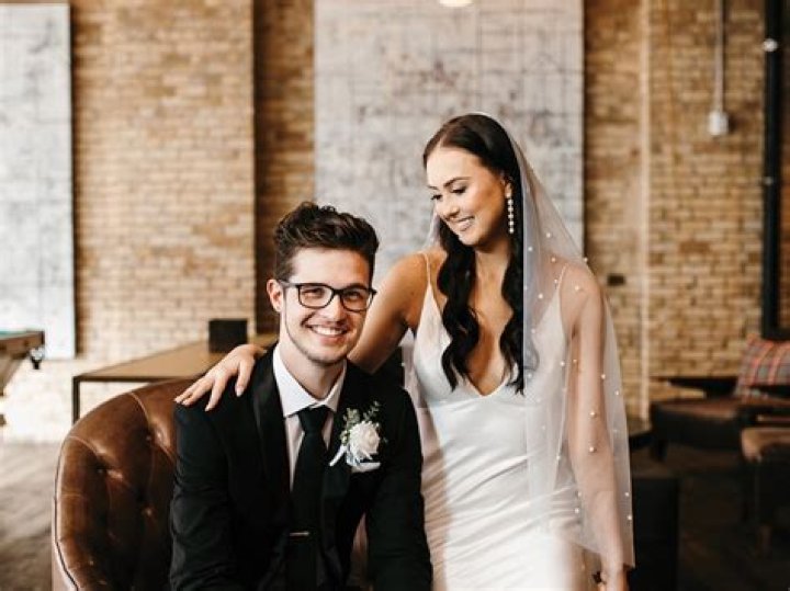 Emily Carriveau Husband: The Untold Story of Love, Fame, and Life Behind the Spotlight