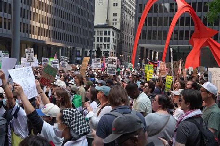 Gal Gadot&rsquo;s Walk of Fame Ceremony Disrupted by Political Protesters: The Full Story