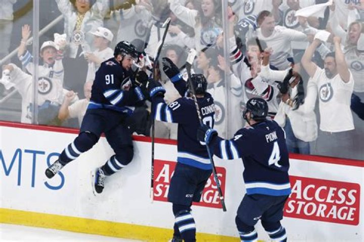 Referee Kelly Sutherland Accidentally Helps Maple Leafs Score Winning Goal